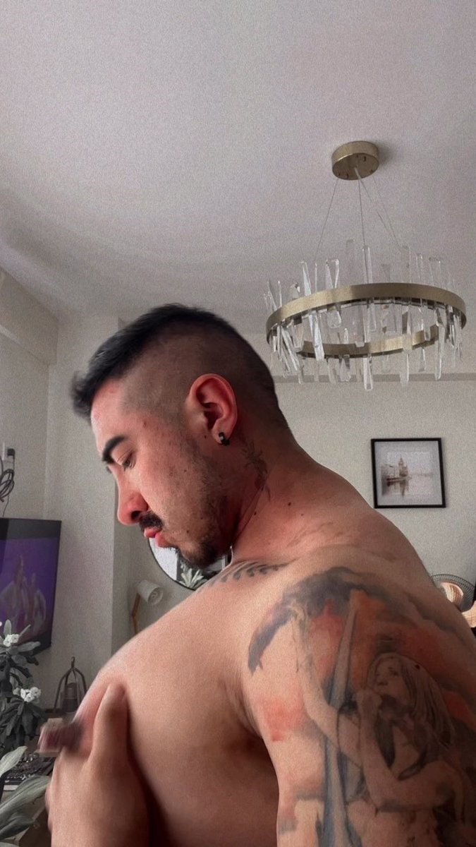 Love playing with my tits 🍼🤤 #moobs #tetasdemacho #nipples #pezones