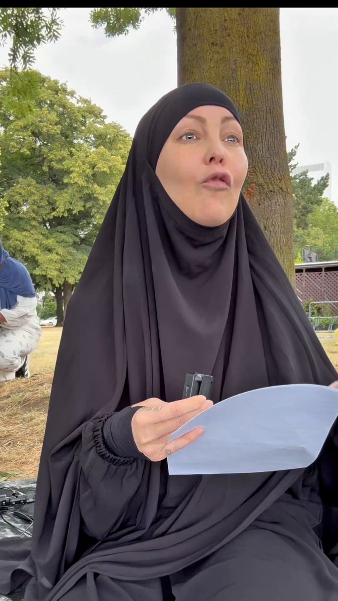 Wo liegt wahre Freiheit? #AhmadMansour hat seine eigene absolute Wahrheit! Mir wird ständig erklärt, eine #Frau müsse selbstbestimmt leben. Sie müsse frei entscheiden können, wer sie ist und wie sie leben möchte. Doch sobald ich mich frei für den #Islam entscheide, Allah diene, das #Kopftuch trage und mich bewusst bedecke, soll genau diese Entscheidung plötzlich keine Freiheit mehr sein. Warum? Entweder gilt #Selbstbestimmung für alle Frauen – oder sie ist nur ein Schlagwort, das so lange akzeptiert wird, bis eine Frau sich für den Islam entscheidet. Wahre #Freiheit bedeutet nicht, jedem Trend hinterherzulaufen oder den Erwartungen anderer zu entsprechen. Wahre Freiheit beginnt dort, wo ein Mensch aus Überzeugung seinen Weg wählt – auch dann, wenn dieser Weg nicht dem Zeitgeist gefällt. Wie seht ihr das? #Deutschland #Politik #Agenda #Islamophobie