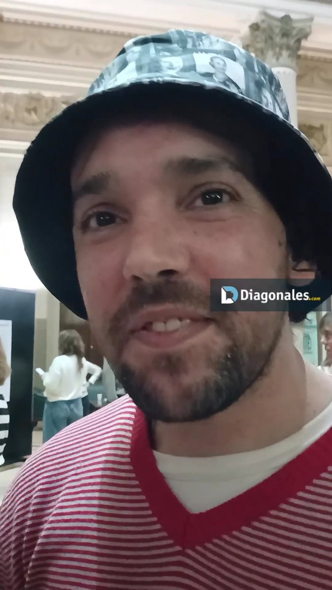 ❗️ PABLO GRILLO VUELVE A MARCHAR AL CONGRESO POR PRIMERA VEZ DESDE QUE FUE HERIDO POR GENDARMERÍA: “SI NO NOS MOVILIZAMOS, ESTOS VENDEN EL PAÍS” El fotógrafo regresará a una movilización frente al Congreso por primera vez desde el 12 de marzo, cuando el gendarme Guerrero le disparó en la cabeza con un cartucho de gas lacrimógeno. “Voy a estar como fotógrafo y como manifestante. Si no nos movilizamos, estos nos venden el país. O lo regalan, porque este hace negocio y no sabemos cuánto se lleva”, afirmó. 📹 Josefina López Palma