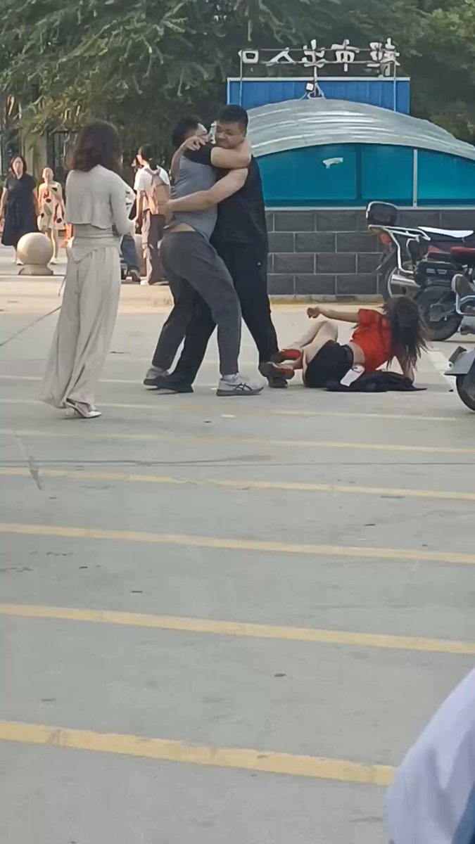 【重磅吃瓜】河北肃宁抓奸名场面直接炸裂🔥 红衣正主当街约出小三+双方男友对质！ 正主老公是健身拳击教练，气到直接上手掰小三男友下巴，差点给人家脱臼💀 小三男友一开始还以为自己对象被欺负冲上去打架，结果被告知“他俩睡了”……瞬间既被绿又被打，当场破防 正主事后发长文怒撕：小三主动勾引、串门约会、发裸照，聊天记录全曝光 群里姐妹现场直播，最后双方都进了派出所 这波绿帽+打架双重暴击，谁更惨？ 完整聊天+现场视频都在主页，自己看⬇️ #正主抓小三 #拳击教练动手 #当街对峙 #被绿又被打 #肃宁吃瓜 #出轨现场