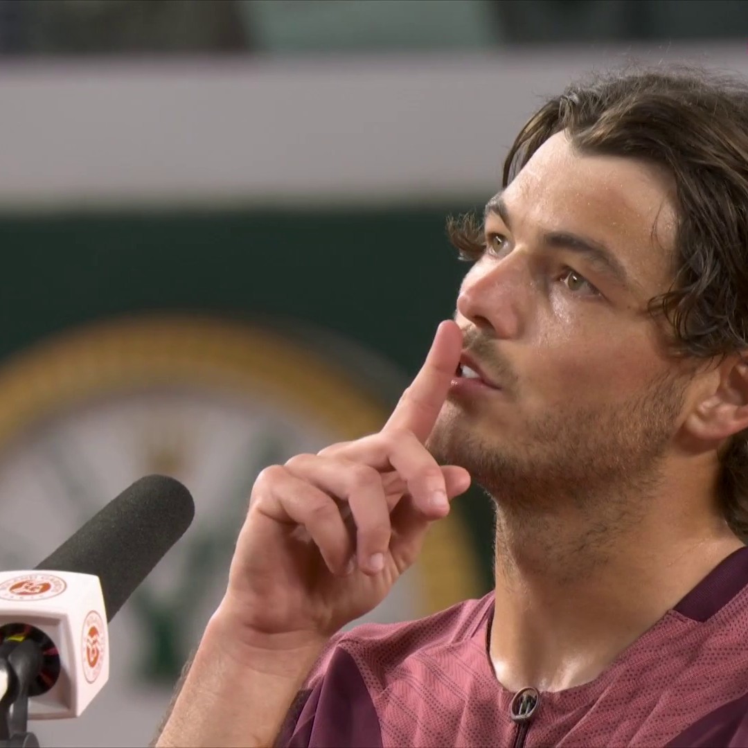 French crowd booed Taylor Fritz for 2 minutes straight that he couldn’t even do the post match interview… Fritz : “🤫”