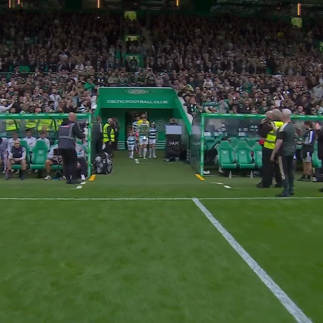 🏆 “It's time to acknowledge yet another title!” Celtic unfurl the champions’ flag before kick-off 🍀