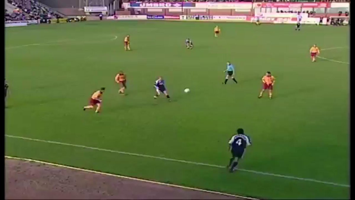 Claudio Caniggia finish on his home debut for Dundee in 2000 ๐โฝ๏ธ