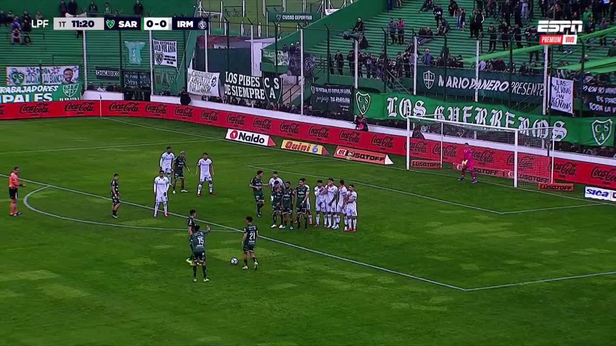 ¡GOLAZO DEL VERDE! Mauricio Martínez le pegó de tiro libre y anotó el 1-0 de Sarmiento ante Independiente Rivadavia. ▶️ ESPN Premium | Suscribite al Pack Fútbol | #TorneoClausura 🇦🇷