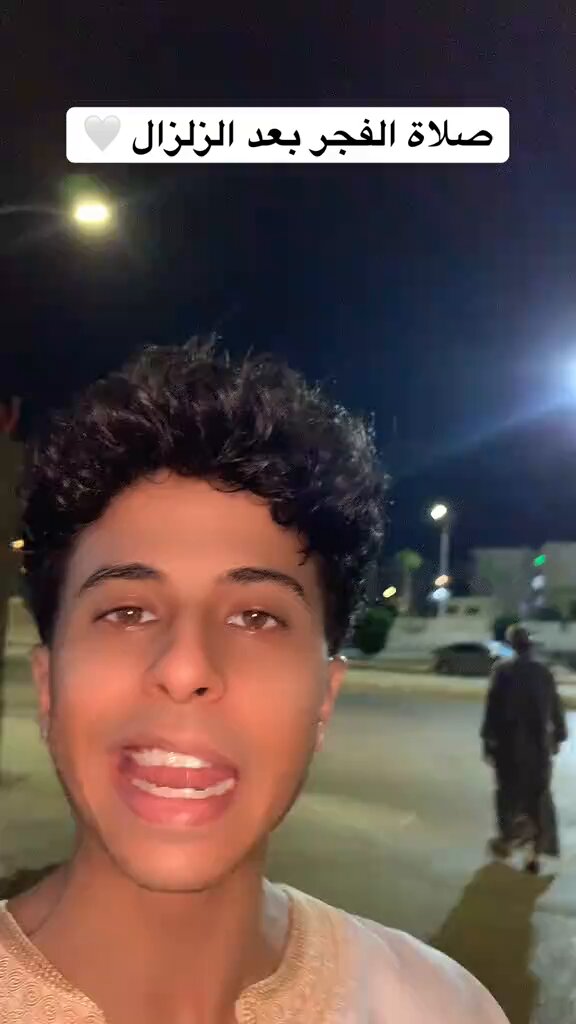 شاب مصري بمقطع : الجامع في صلاة الفجر بعد الزلزال الذي ضرب مصر كان مليئا بالمصلين وكأنها صلاة الجمعة 🥺💔!