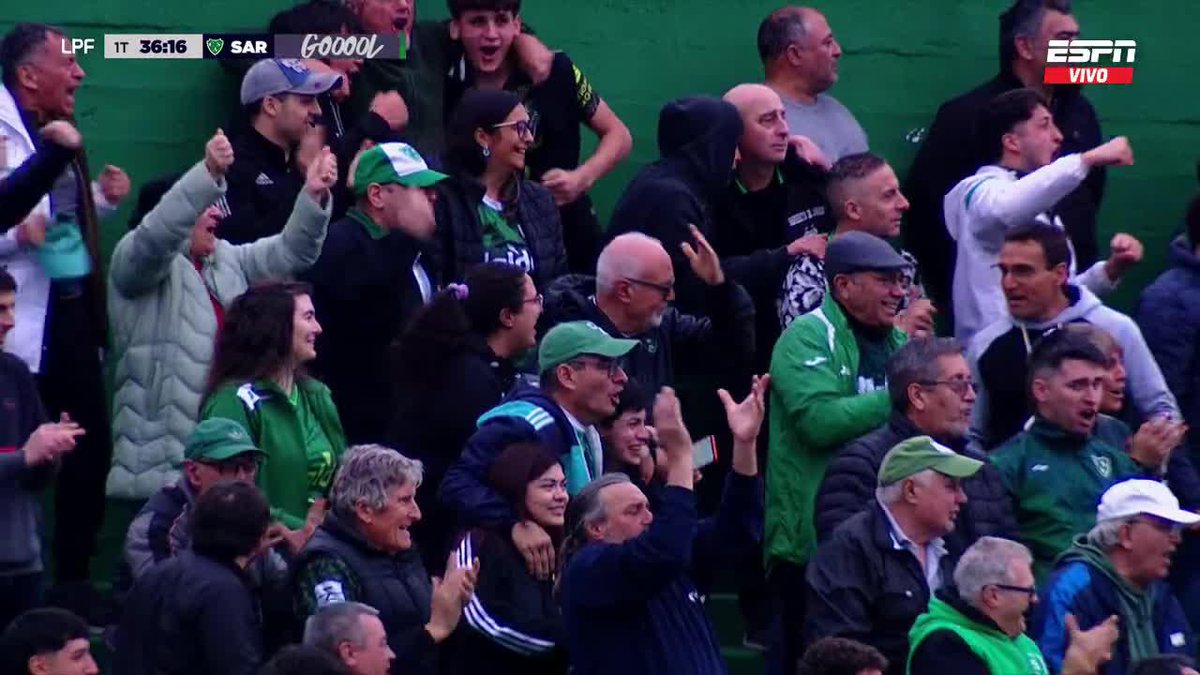 ¡GOLAZO A PURO POTRERO! Mavilla no se rindió nunca y terminó anotando el 2-1 de Sarmiento ante Independiente Rivadavia. ▶️ ESPN Premium | Suscribite al Pack Fútbol | #TorneoClausura 🇦🇷