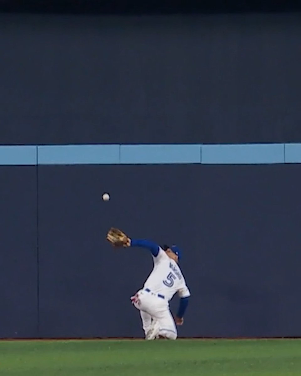 Feels like a good time to revisit this unbelievable Daulton Varsho behind-the-back catch 😳 #Astros #TradeDeadline