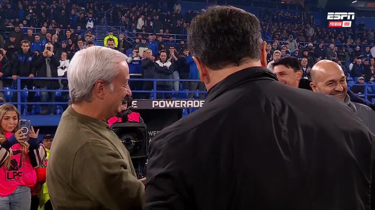 EL RECONOCIMIENTO PARA GUSTAVO QUINTEROS: El entrenador recibió un homenaje antes del inicio de Vélez vs. Independiente. ▶️ ESPN Premium | Suscribite al Pack Fútbol | #TorneoClausura 🇦🇷