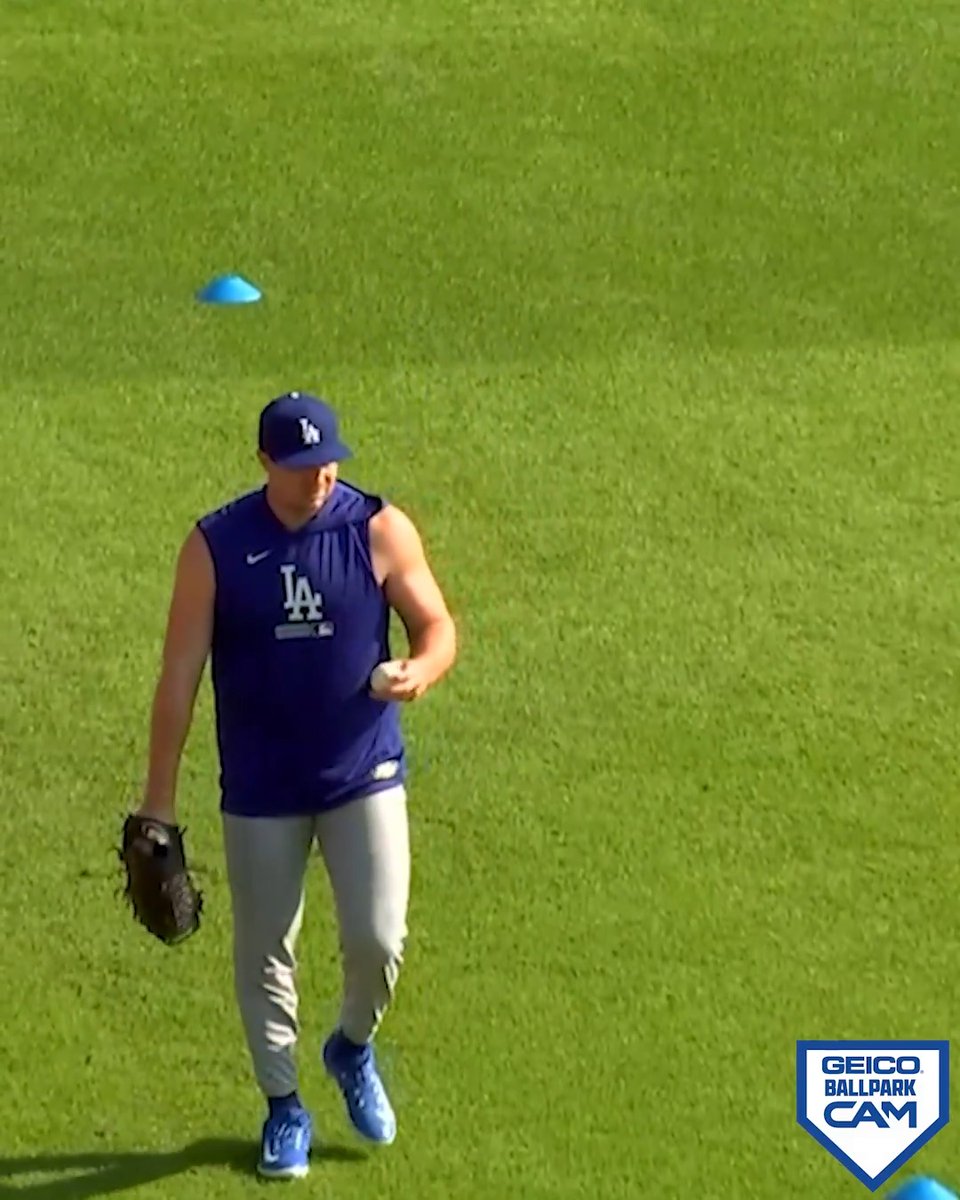 Tarik Skubal throwing in Dodger threads 👀 (via @Geico #BallparkCam)