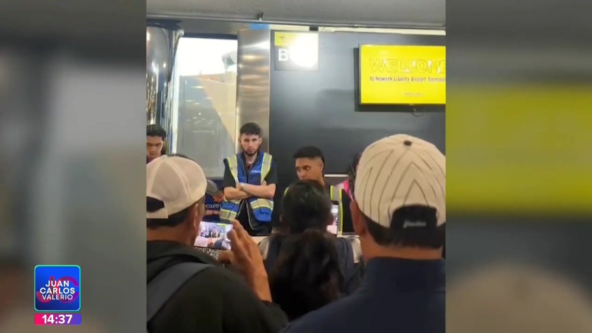Varados y sin respuestas. Pasajeros del vuelo #Newark-#Puebla vivieron momentos de incertidumbre tras permanecer 5 horas a bordo de un avión que nunca despegó. Para colmo, la aerolínea exigió pasaportes a las #mujeres sin explicación y se niega a dar una #solución.