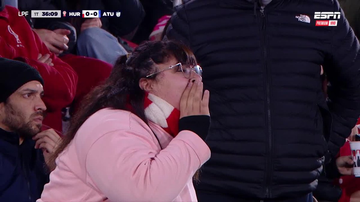 La hinchada de Huracán todavía recuerda el festejo "ametralladora" del Loco Díaz con Estudiantes en el Ducó y, luego de su lesión, el goleador dejó el campo de juego bajo una lluvia de insultos. 📺 ESPN Premium | Suscribite al Pack Fútbol en