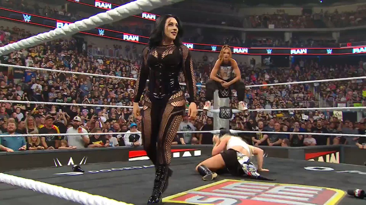 ¡STEPHANIE VAQUER ESTÁ DE VUELTA! 🇨🇱🔥 #WWERaw