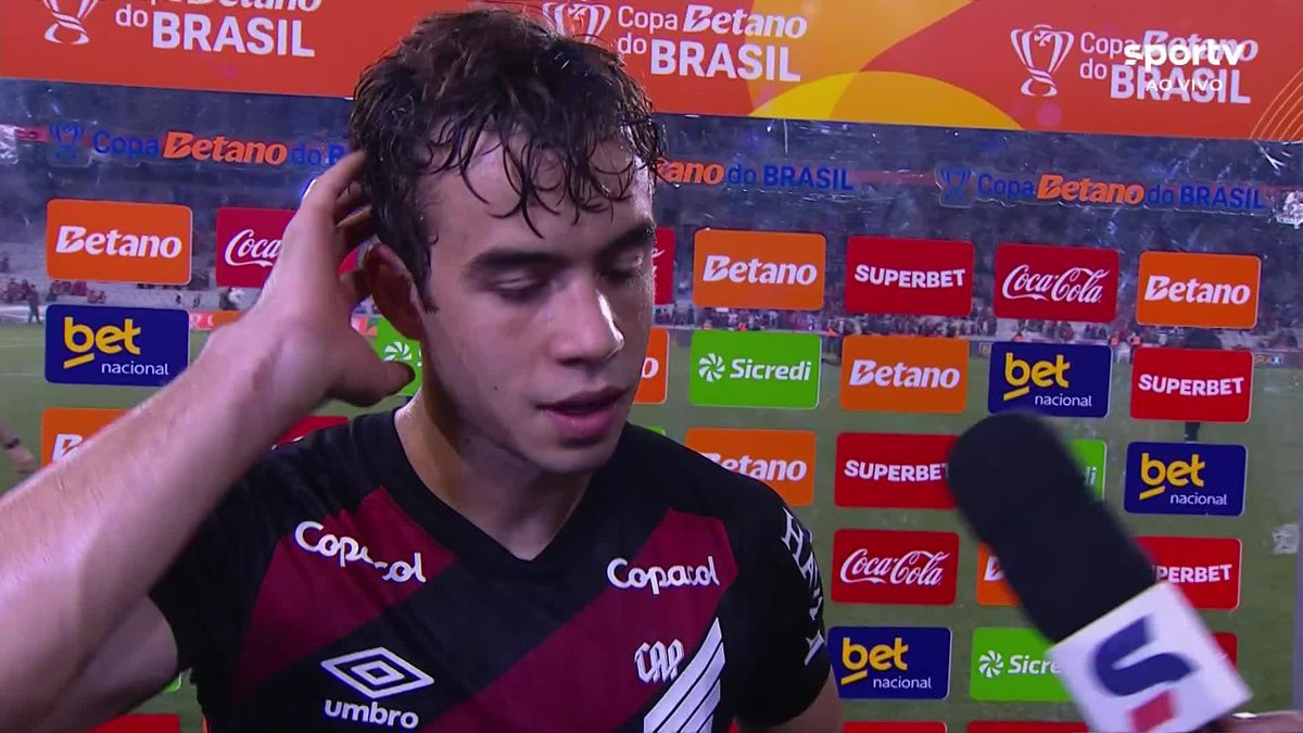 Autor do segundo gol do Athletico-PR, Dudu celebrou a partida dele e também de João Cruz, ambos jogadores da base do Furacão. #Futebol #CopaDoBrasil #AthleticoPR #Vitória