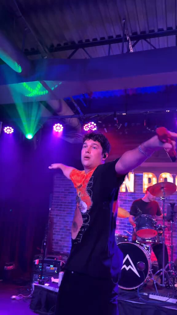 O cantor e compositor Austin Mahone foi gravado fazendo performance recentemente.