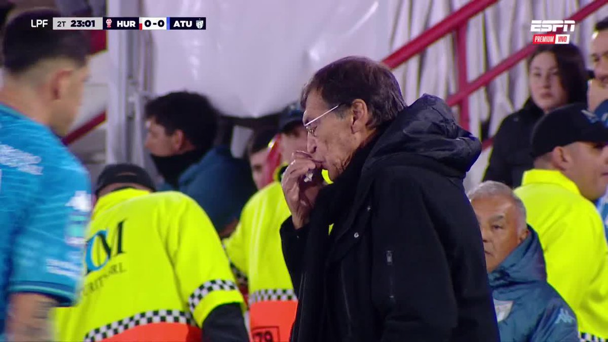 El VAR le anuló el penal a Huracán y Julio César Falcioni se PRENDIÓ UN PUCHO en el banco del Ducó para calmar los nervios… Momentazo. 🇦🇷🚬