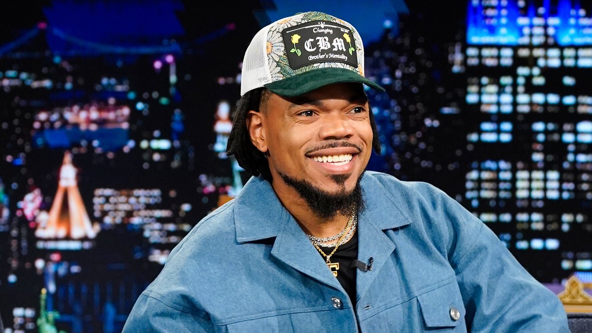 .Chance The Rapper used a picture of himself holding his daughter for the cover art of his mixtape Coloring Book 🥹 #FallonTonight