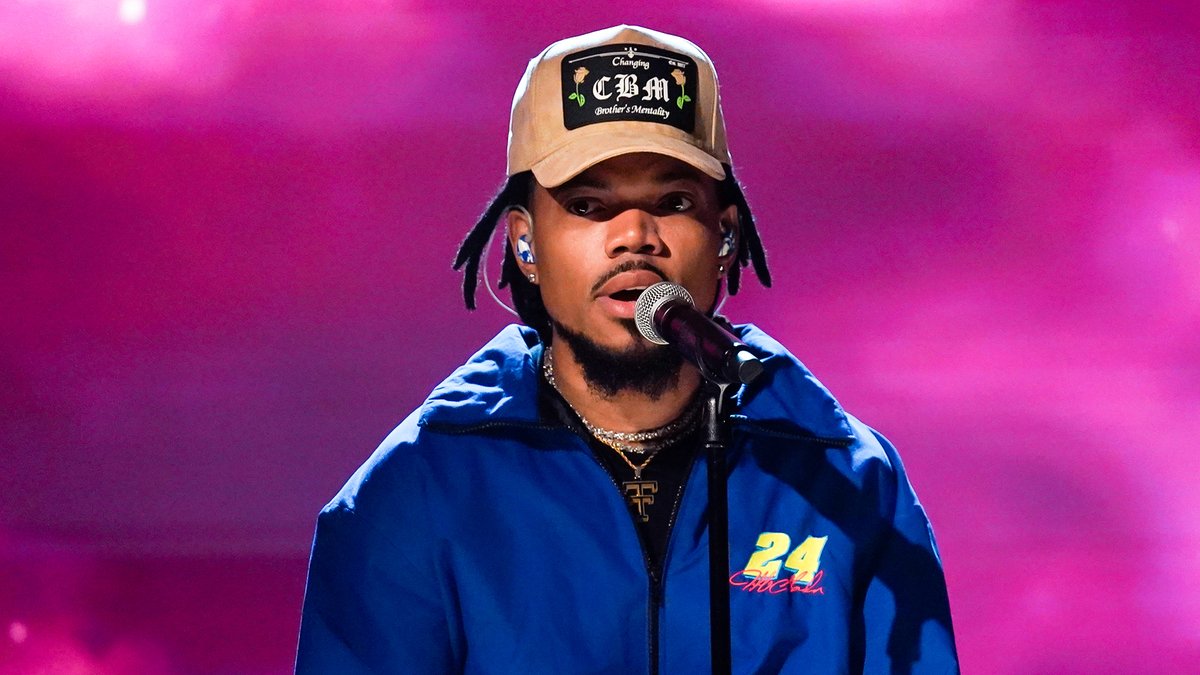 .Chance The Rapper performs "Same Drugs" to celebrate the 10th anniversary of his mixtape Coloring Book! Watch the full performance ⬇️ #FallonTonight