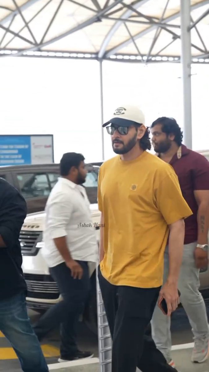 Superstar Mahesh Babu, with #GautamGhattamaneni off to vacation for birthday celebrations 💛 #MaheshBabu #Varanasi #Dookudu