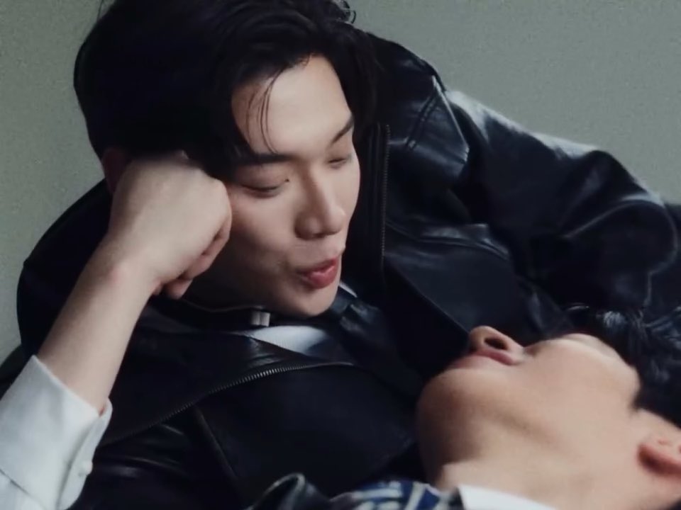 Yoonsik blowing¿ air kiss? Whatever you call that. 😭🫠