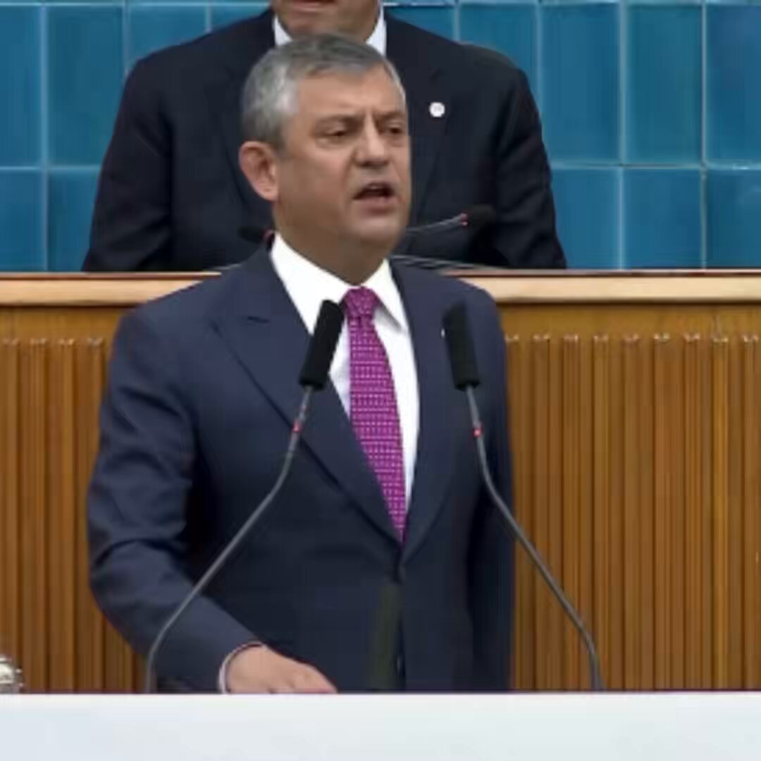 Özgür Özel: "Yeni Parti'nin teknik kuruluşunu tamamladık. Ancak siyasi kuruluşumuz, birinci kurultayımıza kadar sürecek yaklaşık üç aylık dönemde milletimizle birlikte gerçekleşecek. Köy köy, mahalle mahalle, ilçe ilçe ve il il örgütlenerek Ankara'ya geleceğiz. Yeni Parti'den umudu olan, eski nesil siyasetten bıkan ve 'Ülkenin geleceğinde ben de olacağım' diyen herkesi yeni siyasete davet ediyorum."