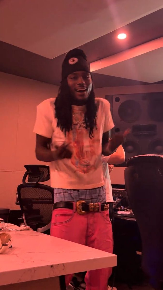 Tezzus previews a new snippet 👀🔥 (sounding very similar to Yeat ngl)