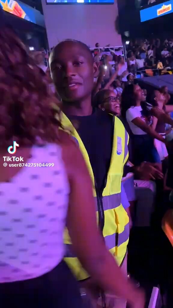 Umukobwa wagiye kwa king James atari kumwe n’umuhungu yaramwishakiraga😁😁😁😁 Shan twarahagurukiwe peee😁😁😁😁😁
