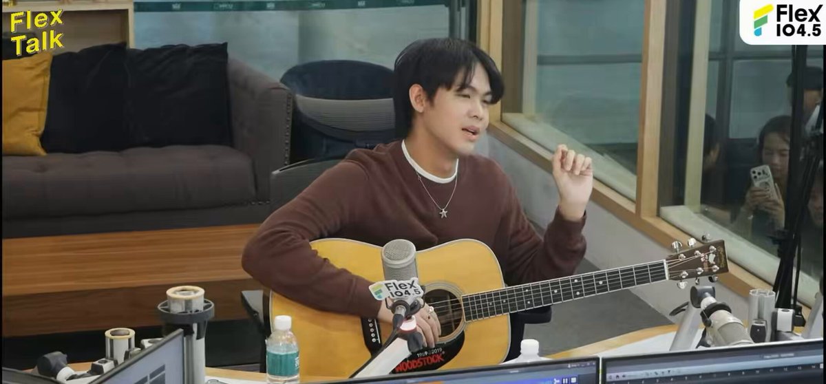 พี่กันบอกว่าแต่งเพลง “ดีใจไม่มีเธอ” แล้วรู้สึกชอบมากก็เลยคุยกับพี่แทน lipta ว่าอยากจะเอาเพลงมาร้องในเวอร์ชั่นตัวเอง ก็เลยติดต่อน้องเน้กไปว่าอยากจะมาร้องเพลงด้วยกันมั้ย ขอบคุณพี่กันที่ชวนน้องเน้กไปร้องเพลงด้วยนะคะ 🥹🙏🏻 #guncharlie #NEXnattakit