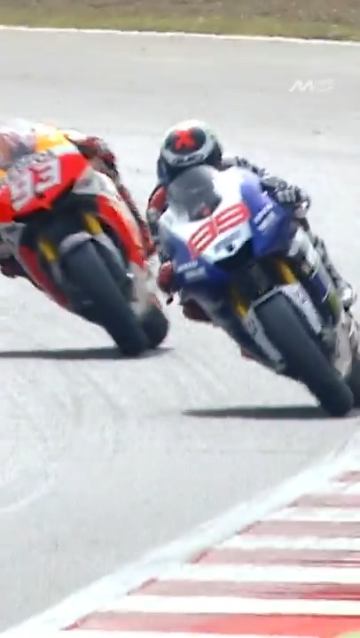 🤩 Jorge Lorenzo and Marc Márquez gave us an unforgettable battle right down to the wire back in 2013 #BritishGP 🇬🇧