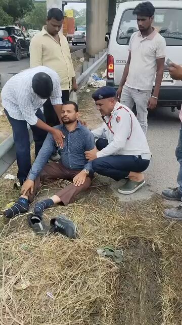 #Gurugram: Good job Gurugram Traffic Police इफ्को चौक पर सीएम ड्यूटी के दौरान वैन चालक को हार्ट की दिक्कत होने पर दिया CPR, एम्बुलेंस से हॉस्पिटल भेजा DCP Traffic Gurugram DC Gurugram CMO Haryana NBT Dilli āshish