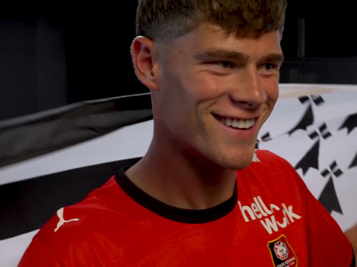 🚨 OFFICIEL ! CHARLIE CRESSWELL 🏴󠁧󠁢󠁥󠁮󠁧󠁿 SIGNE À RENNES !!! ❤️🖤 💰 Prêt payant de 2,5 M€ avec une obligation d’achat de 22,5 M€ + bonus. 🎥 Stade Rennais F.C.