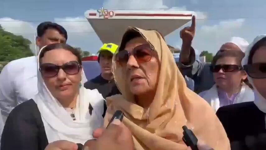 🚨علیمہ خان کا نام لیے بغیر DSP کاشف کو جواب پولیس والے تو ہمارے ساتھ تھے وہ رو ہمارے ساتھ سیلفیاں لے رہے تھے اگر ہم ان کی ویڈیوز دیکھا دیں تو ان کی نوکریاں چلی جائیں گی یہ ہمارے سامنے ایک دو افسر کھڑے کر دیتے ہیں رات تو ایک ہی تھا ان کی پروموشن کے مسائل ہوتے ہیں ۔ علیمہ خان کی اڈیالہ جیل کے باہر گفتگو