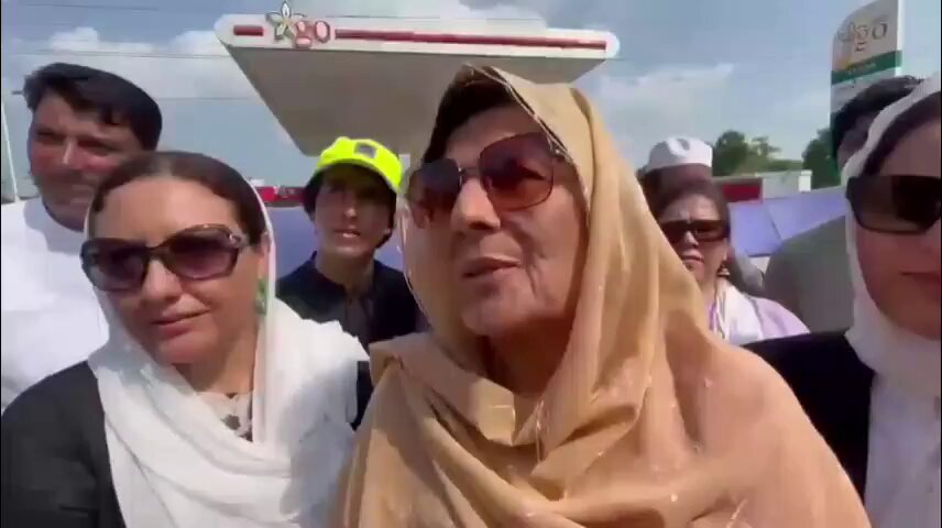 اس ویڈیو میں علیمہ خان کو مکمل اگنور کرکے پیچھے کوسٹر پر نظر رکھیں جس سے عام عوام نے عمران خان کا نعرہ لگا دیا 🔥