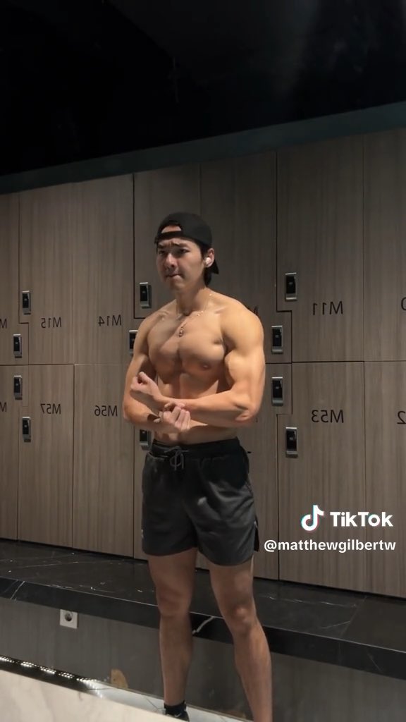 Ganteng sampe se jempol2 nya. Kek effortless banget