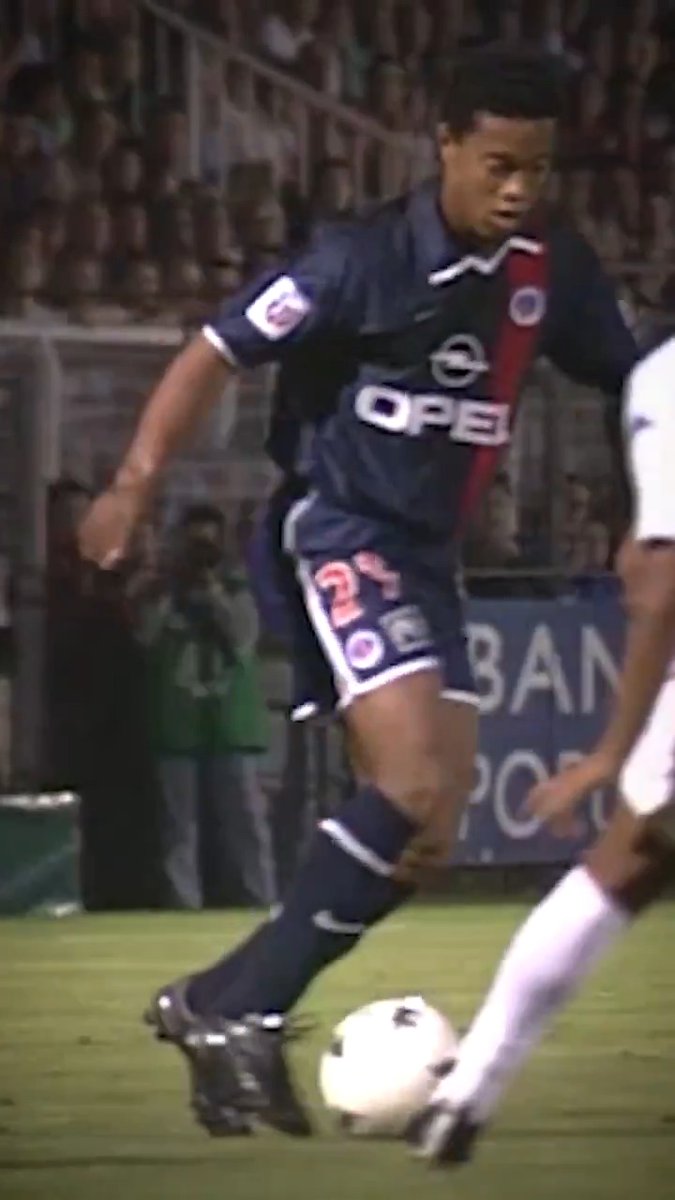 🔙 Hace 25 años, Ronaldinho hacía su debut con el Paris Saint-Germain 🇧🇷❤️💙