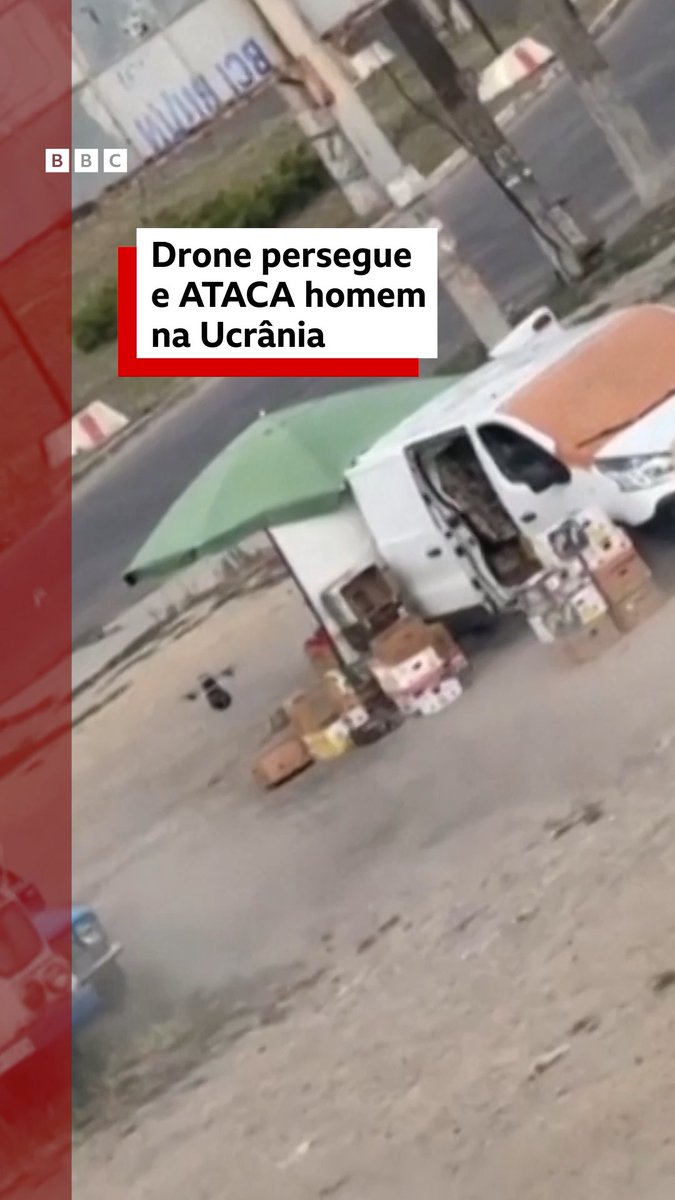 🚨🇺🇦 Um drone atacou um homem que vendia produtos em uma van na cidade de Kherson, no sul da Ucrânia, nesta terça (4/8). O vídeo do momento da perseguição foi divulgado pela Administração Militar Regional de Kherson. O chanceler ucraniano, Andrii Sybiha, classificou o ataque como um "crime de guerra russo" e disse que o operador do drone mirou deliberadamente na vítima. Já a Rússia nega atacar civis. #BBCNewsBrasil #Rússia #Ucrânia #guerra