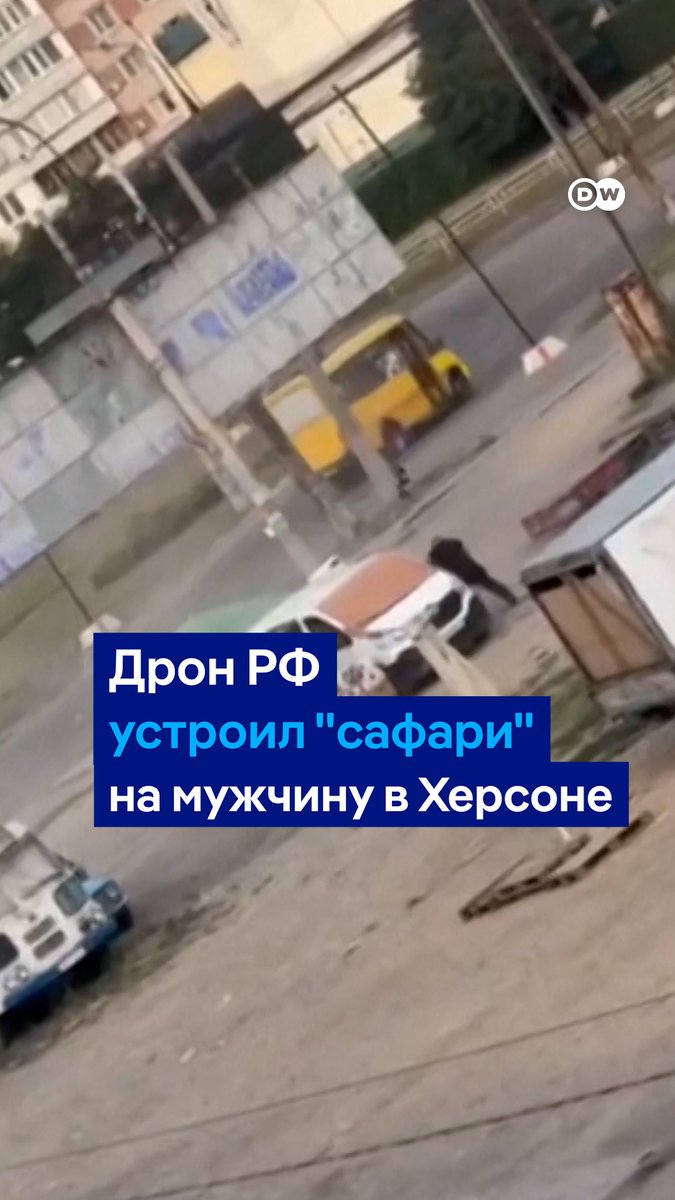 Российский FPV-дрон устроил "охоту" на мужчину, который продавал овощи в Херсоне. Мужчина получил ранения, но выжил. Военные РФ ежедневно устраивают подобные "сафари" на обычных жителей города, написал Владимир Зеленский