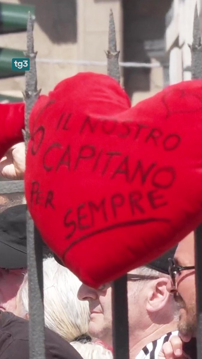 Le lacrime degli ex compagni, gli applausi e i cori dei tifosi. A Milano, nella basilica di Sant’Ambrogio, l'ultimo commovente saluto a #FrancoBaresi. #Tg3