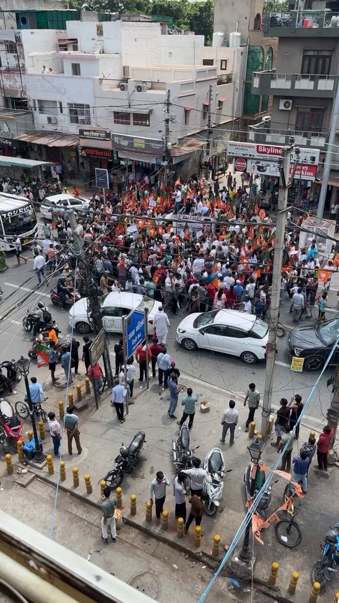 इनपे कोई लाठी चार्ज नहीं होता