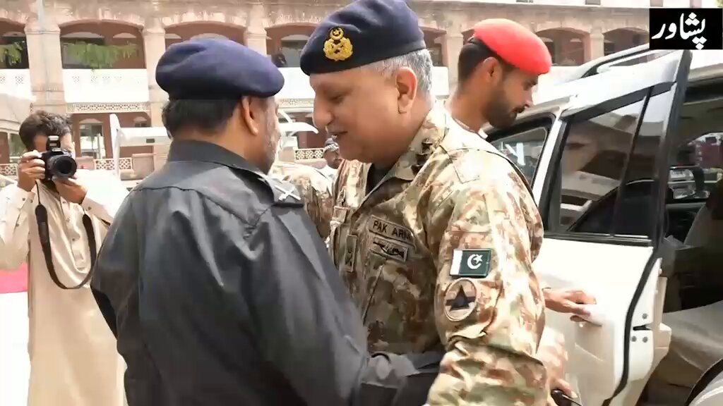Corps Commander Peshawar Lt Gen Omer Ahmed Bukhari visited CPO Peshawar. IGP Zulfiqar Hameed briefed him regarding law &amp; order, counter terrorism &amp; state writ. Zero tolerance against terrorism, extremism &amp; crime. Corps Commander also met police personnel &amp; lauded their morale.