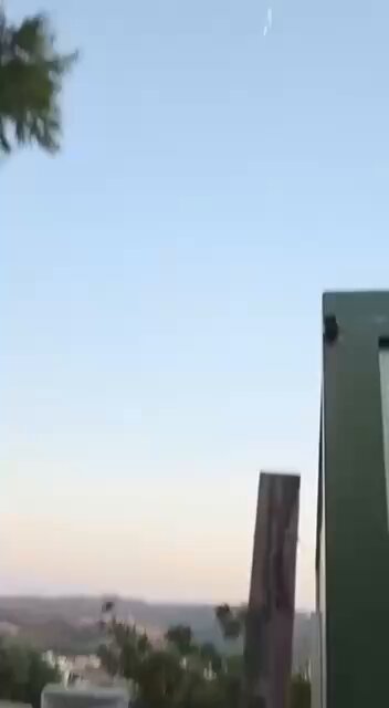 イスラエル空軍（IAF）のF-16戦闘機が南レバノン上空で活動中にヒズボラが地対空ミサイルを発射したためフレアを撒いて回避行動をとる様子
