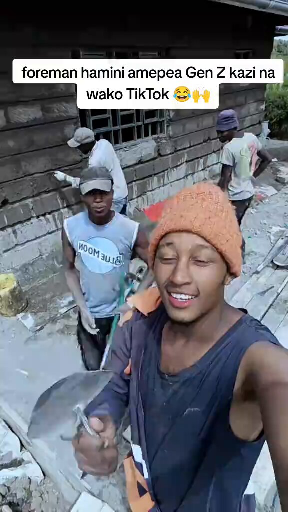 Genz kwa mjei wako kushoot content alafu kuna millennial hapo nyuma amejituma ni kama nyumba ni yake anajenga 😂😂