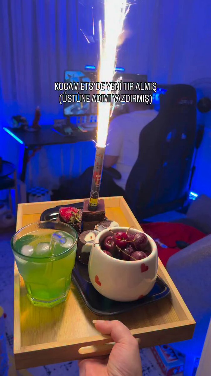 Yeni aldığı tıra eşinin adını yazdıran gamer abimize, ablamızdan da yeni tır için güzel bir kutlama geldi 🥳 ig/berfiinnn21