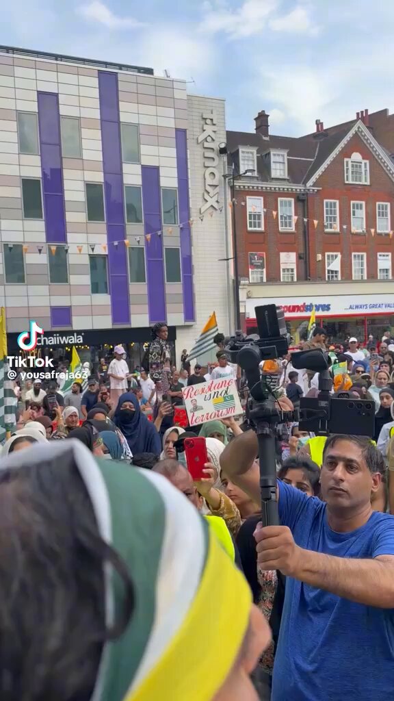 My home town of Luton today. The middle of the day on a Tuesday. Round them all up and deport.