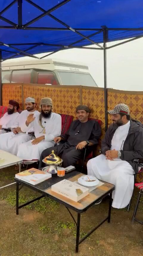 🔸سعادة الشيخ / عيسى بن احمد المعشني والي السويق يلتقي بالمبدع أحمد السعدي ويشيد بما يمتلكه من روح الإبتكار والإبداع .