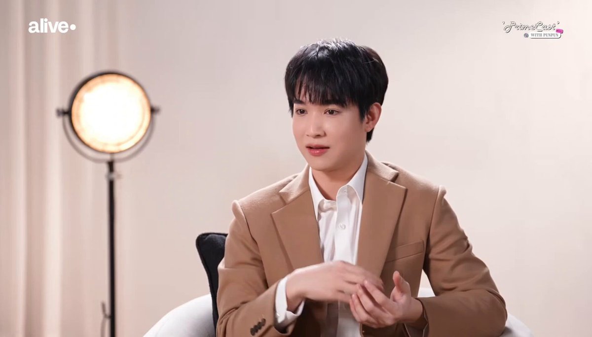 #หมอริท เผยว่าการนอนของตัวเองแย่มาก เพราะทำงาน 7 วัน ทุกช่วงเวลาของชีวิตคือการทำงาน ทำให้นอนน้อยหรือบางทีถึงขั้นไม่นอนเลย! สิ่งเหล่านี้ฝึกมาตั้งแต่เป็นหมอแล้ว เพราะหมอประเทศไทย ถ้ามีการเข้าเวร จะต้องสามารถวนกลับมาทำงานใหม่ในตอนเช้าได้เสมอ ซึ่งหมอในต่างประเทศ จะมีการจัดสรรช่วงเวลาพักผ่อน เพราะหมอเป็นอาชีพที่ต้องใช้สมอง แล้วจะมีความผิดพลาดไม่ได้ แต่หมอประเทศไทยไม่ใช่แบบนั้น บุคลากรทางการแพทย์ในไทยทำงานหนักกันมากจริงๆ สาเหตุที่ทำให้หมอออกจากระบบส่วนมากก็มาจากเรื่องการไม่มีเวลาพักผ่อนเนี่ยแหละ งานหนักพักผ่อนน้อยเจอเพื่อนร่วมงานไม่ดีคนไข้ ปสด ก็คงทนอยู่ได้ลำบาก