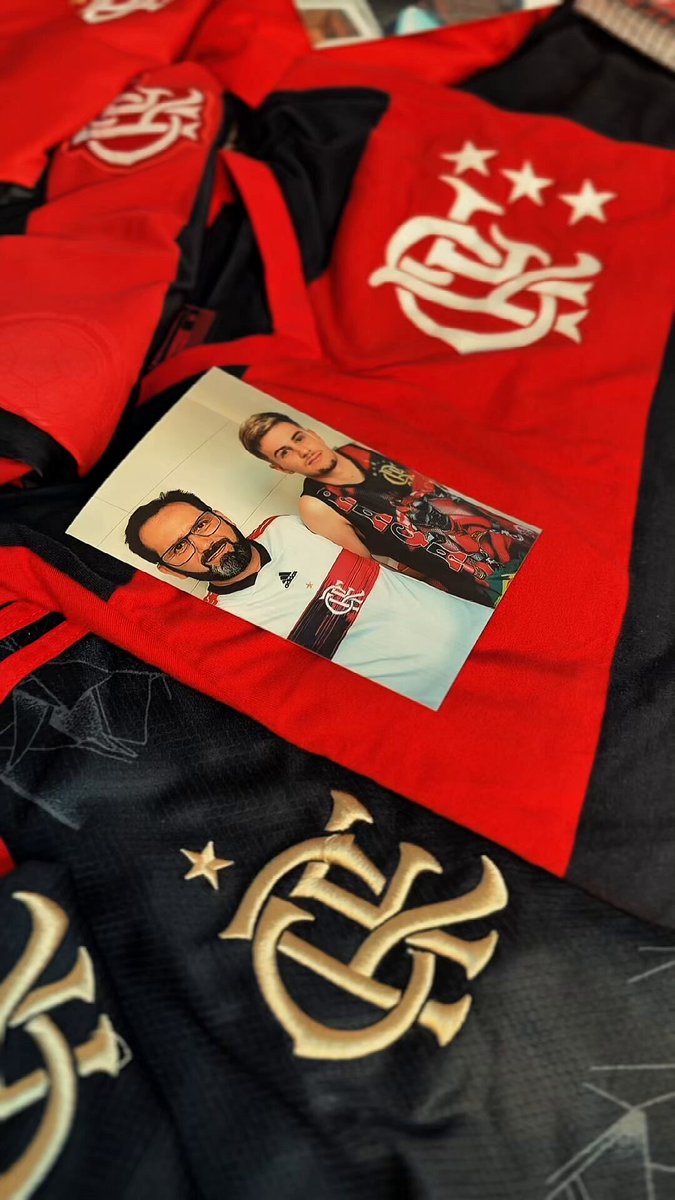 Tem heranças que não cabem em uma foto. Elas vivem nas histórias contadas no caminho até o estádio, no abraço depois do gol, no Manto passado de geração em geração e no amor que nunca precisou ser explicado. Foi assim com Claudinei Rodrigues e seu filho, Daniel Rodrigues, que compartilharam uma paixão construída ao longo da vida: o amor pelo Flamengo. Ser pai também é ensinar a sentir. E para muitos, esse sentimento sempre teve as cores rubro-negras. Neste Dia dos Pais, celebramos quem fez da paixão pelo Mengão um laço eterno. Porque alguns amores atravessam o tempo. ❤️🖤 #DiaDosPais #Mengão #WAP #FlaWap #ad