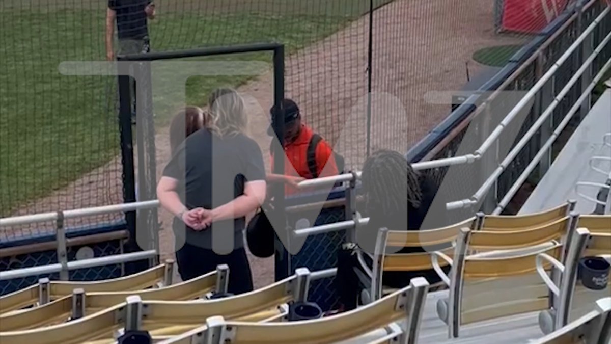 😅 EXCLUSIVE: Martha Reeves critiques backup singers before viral WPBL anthem performance.