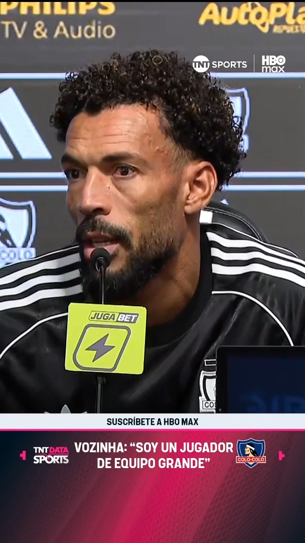 🤍🖤🎙️ "APARECIÓ EL MÁS GRANDE DE CHILE Y NO DUDÉ" Vozinha, en conferencia de prensa, dijo que la decisión de venir a #ColoColo fue muy sencilla, y no titubeó del llamado del Cacique. Además, recordó a grandes leyendas del fútbol chileno.