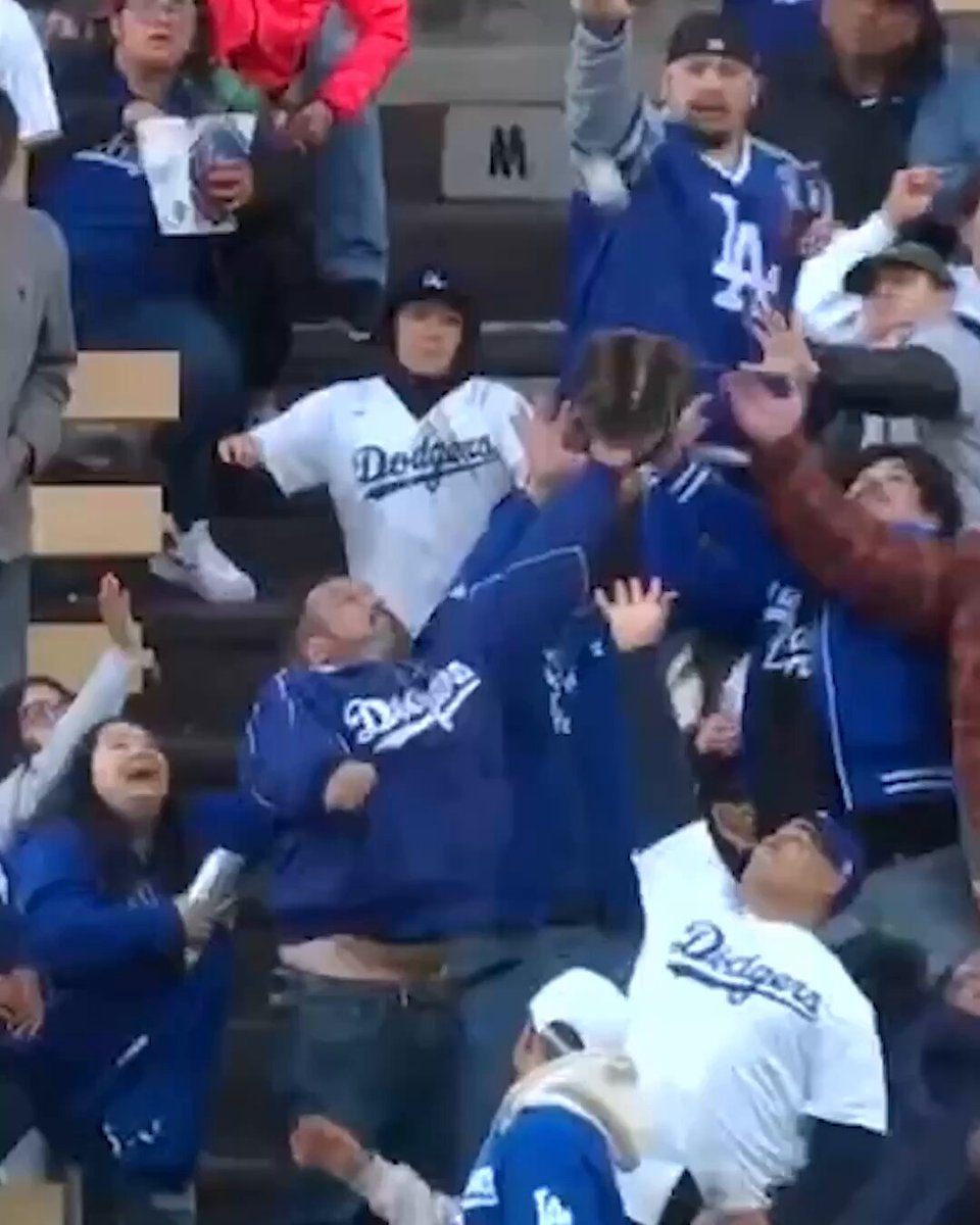 This Dodgers fan was caught in 4K swapping out the home run baseball 😭