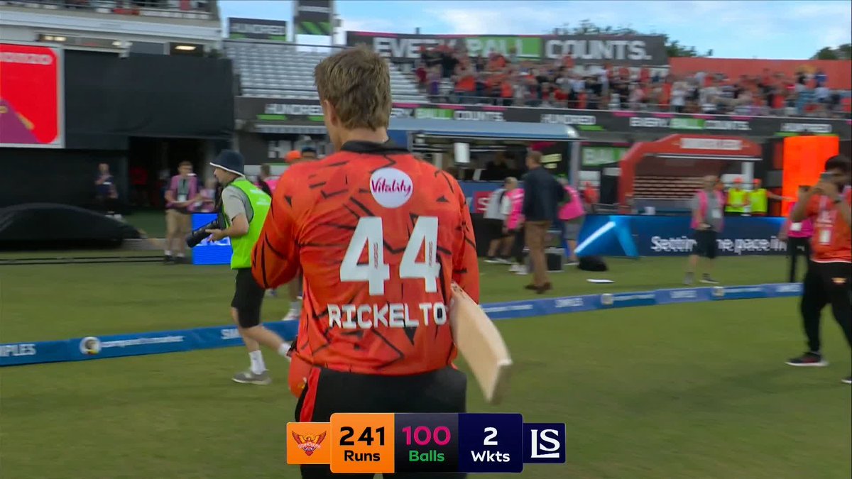 "Who would be a bowler at Headingley?!" 🥵